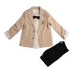 Costum Elegant pentru Băieți cu Sacou Bej și Cămașă cu Papion