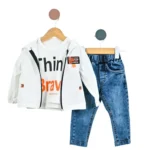 Set Casual Modern pentru Bebeluș Băiat din 3 Piese, cu Jachetă Albă Impermeabilă cu Glugă