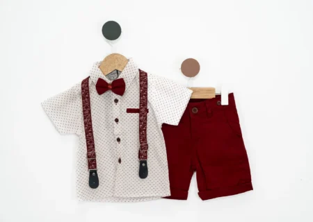 Set de vară băiat 1-8 ani, compus din: pantalon scurt visiniu, cu bretele, cămașă cu mânecă scurtă, papion