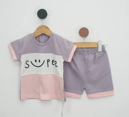 Compleu fetiță mov și roz cu tricou și pantaloni scurți
